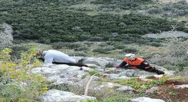 Muğla'da kayalıklarda mahsur kalan keçiler MAG-AME ekibince kurtarıldı