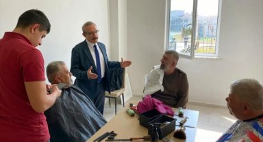 Muğla'da kuaförlük eğitimi alan öğrenciler depremzedeleri tıraş etti