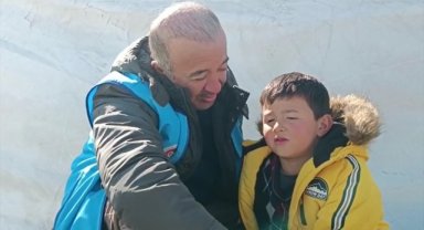 Muğla Müftülüğü personelinin depremzede çocukla vedalaşması duygulandırdı