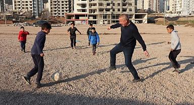 Olgun, Kahramanmaraş’taki depremzede çocuklar ile oynadı.