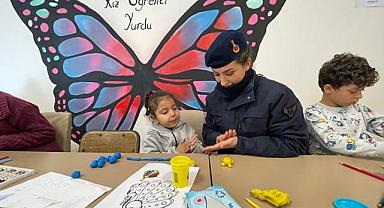 Osmaniye'de Depremi Yaşayan Çocuklar Jandarma Ablalarının Oyunlarıyla Moral Buluyor