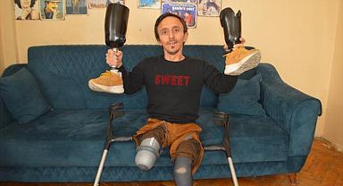 Protez bacakları ve koltuk değnekleriyle deprem bölgesine yardıma koştu