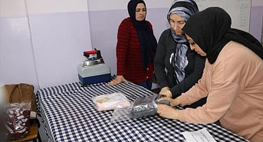 Sandıklı'da kadın kursiyerler depremzedelere elbise dikti