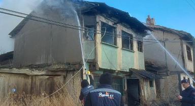 Sinanpaşa'da köy odasında çıkan yangın söndürüldü