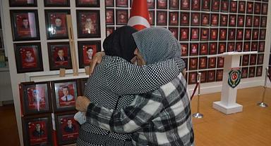  Tunceli'deki terör saldırısında şehit olan askerlerin annelerini 