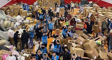 Ülkücü gençler, yardım malzemelerini paketliyor.Hem sahada çalışıyor.