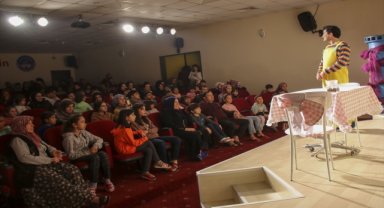 Uşak Belediyesi tiyatro ekibi depremzedeler için sahne aldı