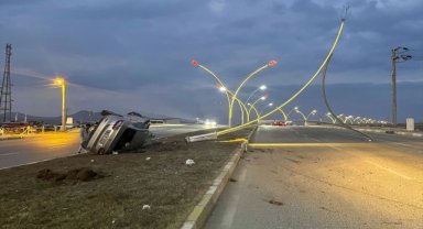 Uşak'ta direğe çarpıp devrilen otomobilin sürücüsü kazadan yara almadan kurtuldu