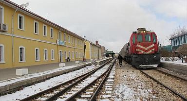 Yardım malzemesi ve iş makinesi yüklü trenler Kocaeli ve Afyonkarahisar'dan yola çıktı