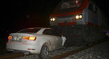 Yük treninin çarptığı otomobildeki 2 kişi yaralandı