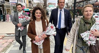 1923 adet kırmızı karanfil dağıttılar.