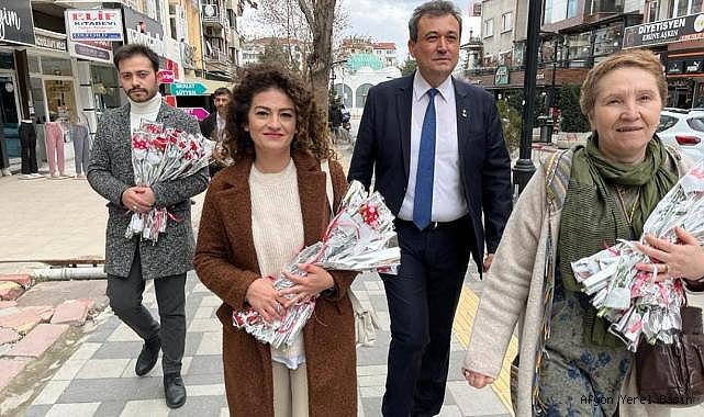1923 adet kırmızı karanfil dağıttılar.