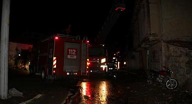 Afyonkarahisar'da çıkan yangında 2 ev hasar gördü