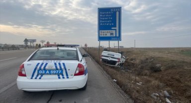 Afyonkarahisar'da hafif ticari aracın devrilmesi sonucu 7 kişi yaralandı