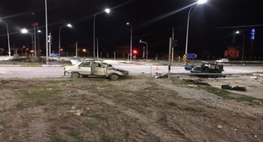 Afyonkarahisar'da iki otomobilin çarpışması sonucu 3 kişi yaralandı