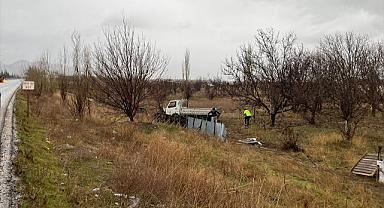 Afyonkarahisar'da kamyonetin yoldan çıkması sonucu 3 kişi yaralandı