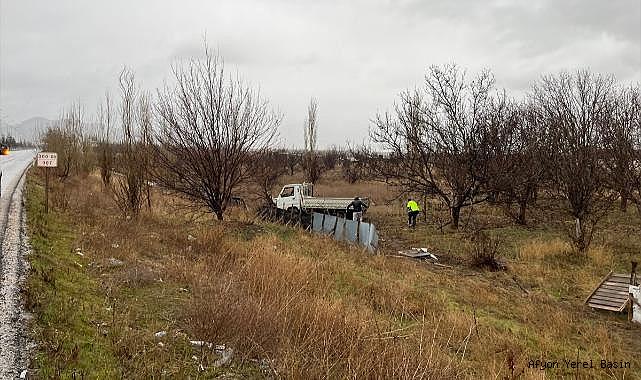 Afyonkarahisar'da kamyonetin yoldan çıkması sonucu 3 kişi yaralandı