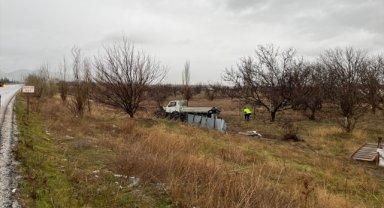 Afyonkarahisar'da kamyonetin yoldan çıkması sonucu 3 kişi yaralandı