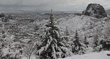 Afyonkarahisar'da kar etkili oluyor