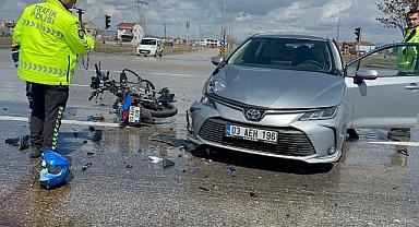 Afyonkarahisar'da otomobille çarpışan motosiklet sürücüsü yaralandı