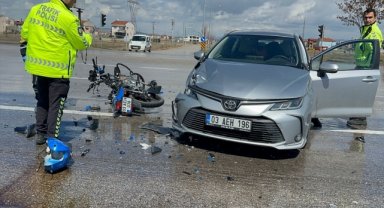 Afyonkarahisar'da otomobille çarpışan motosiklet sürücüsü yaralandı