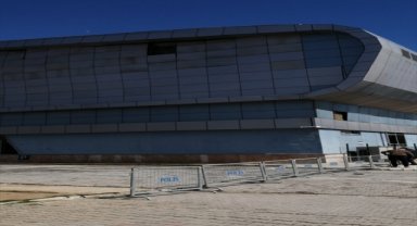 Afyonkarahisar'da şiddetli rüzgar spor salonunun çatısında hasara yol açtı