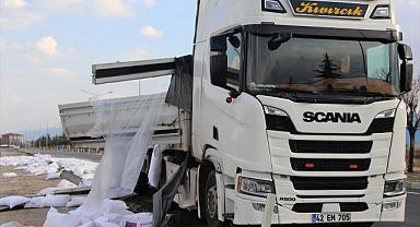 Afyonkarahisar'da un yüklü tır şarampole girdi