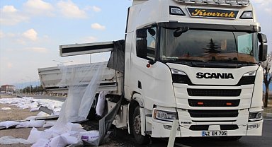 Afyonkarahisar'da un yüklü tır şarampole girdi
