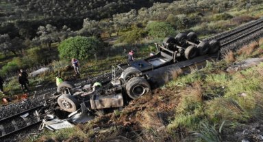Aydın'da demir yoluna devrilen kamyonun sürücüsü öldü