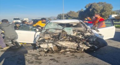 Aydın'da otomobille kamyonun çarpıştığı kazada 3 kişi yaralandı