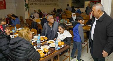BAŞKAN ZEYBEK İLK İFTARI DEPREMZEDELERLE YAPTI