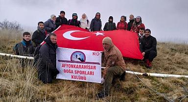 Bayat'ta Asar Kale'deki Türk bayrağı yenilendi
