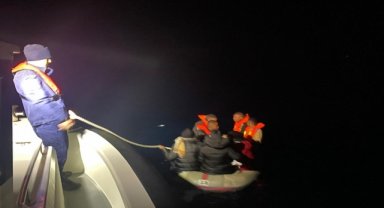 Bodrum açıklarında motoru denize düşen lastik bottaki 7 düzensiz göçmen kurtarıldı