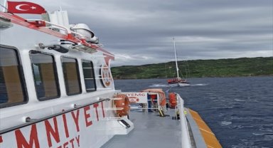 Bodrum'da denizde sürüklenen tekne kıyıya yanaştırıldı