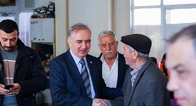 Çölovası Mustafa Enis Arabacı’yı bağrına bastı