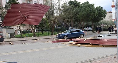 Denizli ile İzmir'de etkili olan lodos ve sağanak hayatı olumsuz etkiledi