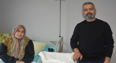 Depremde devrilen minarenin altında kalmaktan kurtulan aile bebek sevinci yaşıyor