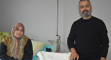 Depremde devrilen minarenin altında kalmaktan kurtulan aile bebek sevinci yaşıyor