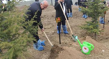 Depremde hayatını kaybedenler anısına fidan dikildi