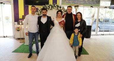 Depremzede çiftin nikah şahitliğini damadı enkazdan çıkaran polis yaptı