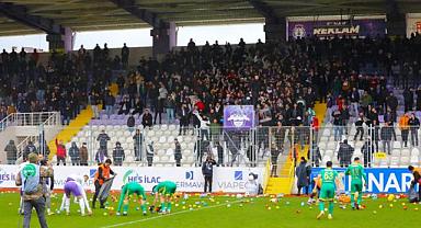 DEPREMZEDE ÇOCUKLAR İÇİN SAHAYA OYUNCAK 'YAĞDI'