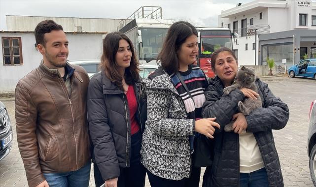 Depremzede kadın, kedisi "Tarçın"a Bodrum'da kavuştu