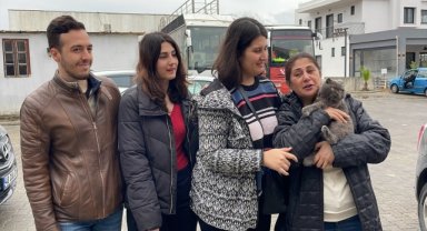 Depremzede kadın, kedisi "Tarçın"a Bodrum'da kavuştu
