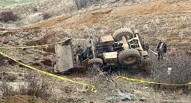Engebeli arazide devrilen kepçenin operatörü öldü