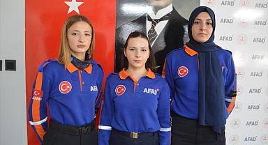 Enkaz altından kızıyla çıkarılan kadının desteği arama kurtarma ekibine güç verdi