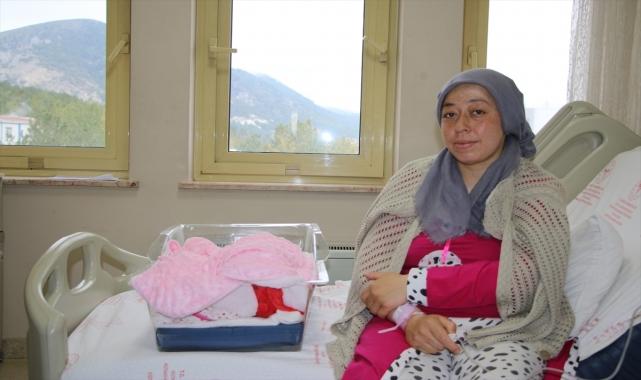 Eşi ve 3 çocuğuyla Kütahya'ya gelen depremzede kadın ikiz bebeklerini dünyaya getirdi