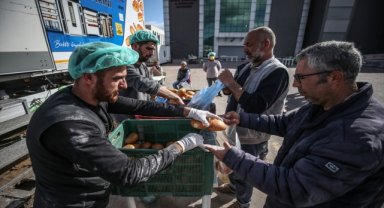 Hataylı depremzede 4 kardeş mobil fırında günde 25 bin ekmek üretiyor