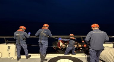 İzmir açıklarında 15 düzensiz göçmen kurtarıldı