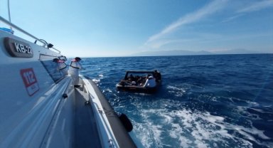 İzmir açıklarında 18 düzensiz göçmen kurtarıldı