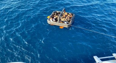 İzmir açıklarında 49 düzensiz göçmen yakalandı, 27 göçmen kurtarıldı